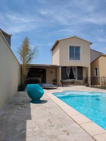 Gîte pour 4 personnes, avec vue et terrasse ainsi que piscine et jardin à Mas-Blanc-des-Alpilles
