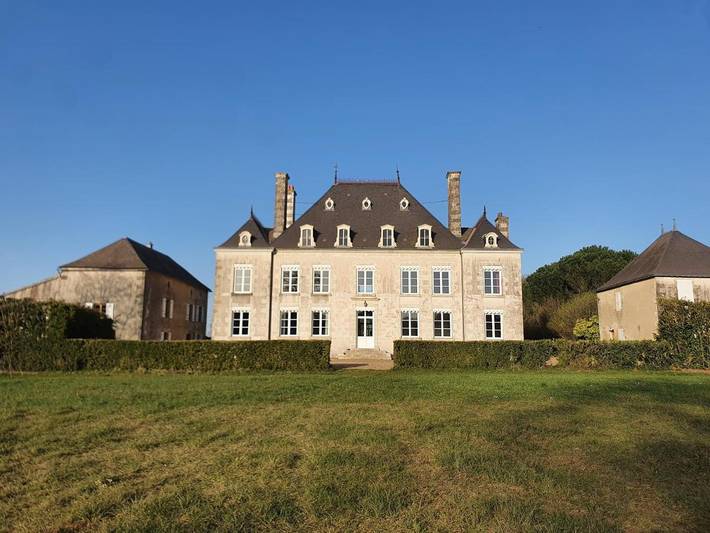 Chambre d’hôte pour 15 personnes, avec Terrasse et Jardin ainsi que Bassin pour enfant et Vue à Sanxay