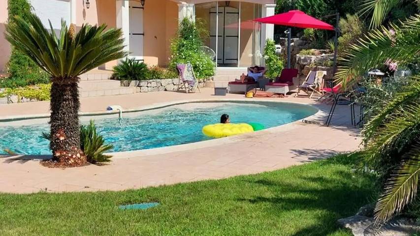 Gîte pour 9 personnes, avec Terrasse ainsi que Jardin et Piscine dans Golf et Tennis Club de Valescure - 4
