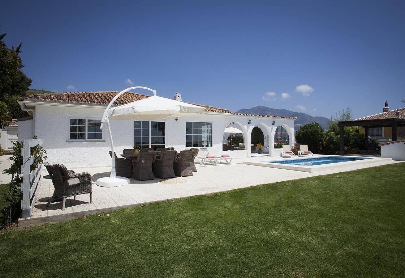 'Fantastic Renovated Villa Annex' with Terrace, Pool & Wi-Fi in Mijas Costa, Mijas