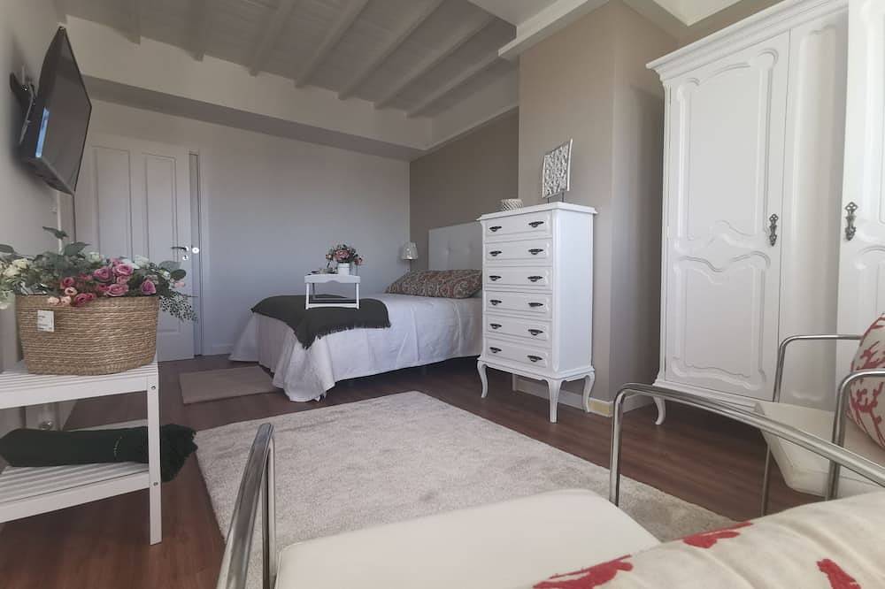 Beautiful centennial house recently restored in a privileged location. in Vilaxoán, Vilagarcía de Arousa