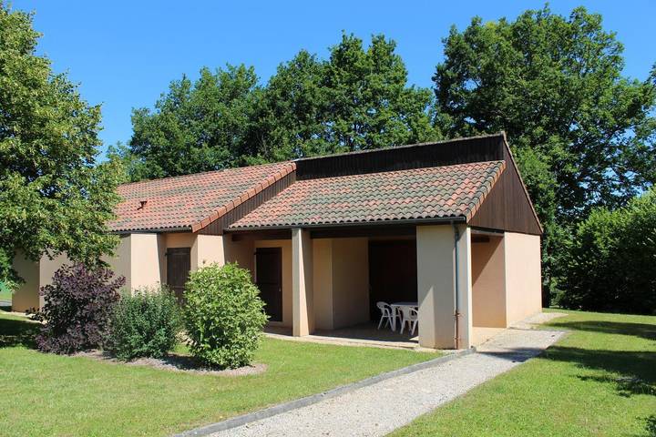 Gîte pour 5 personnes, avec piscine ainsi que terrasse et jardin
