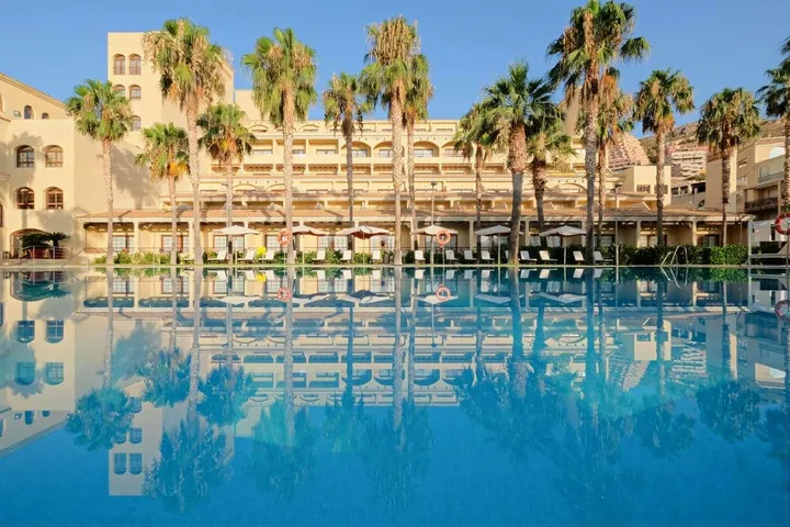 Hotel para 2 personas, con piscina y vistas además de jardín y sauna - 1
