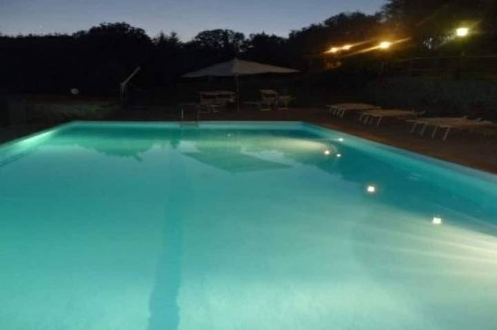 Agriturismo per 4 persone, con piscina e giardino nonché balcone in Pratovecchio Stia