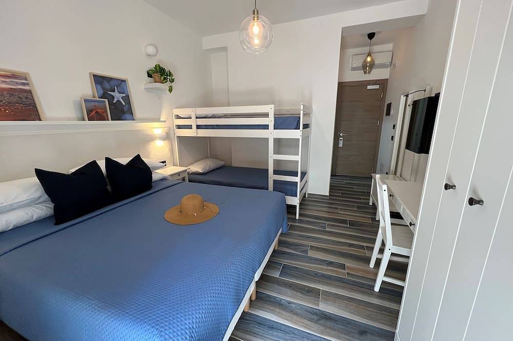 Fronte mare Rooms,camera vista mare con terrazzino privato in Marina di Camerota, Camerota