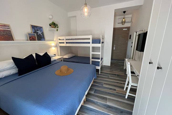 Fronte mare Rooms,camera vista mare con terrazzino privato in Marina di Camerota, Camerota