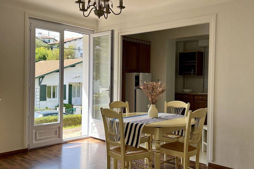 Ganze Wohnung, Appartment with sea view terrace located on the ground floor of a Basque house in Ciboure, Bayonne und Umgebung