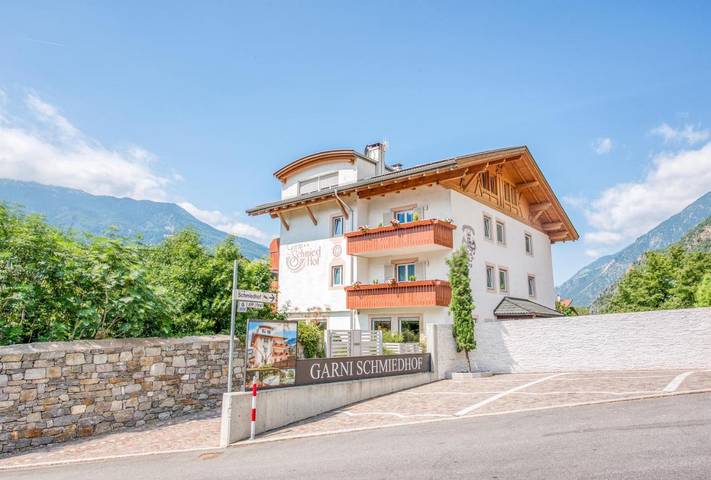 Bed and Breakfast für 4 Personen, mit Balkon und Terrasse sowie Garten und Pool in Naturns