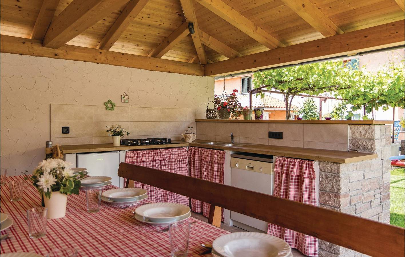 Entire holiday apartment, Holiday apartment for 5 people with terrace in Jursici, Central Istria