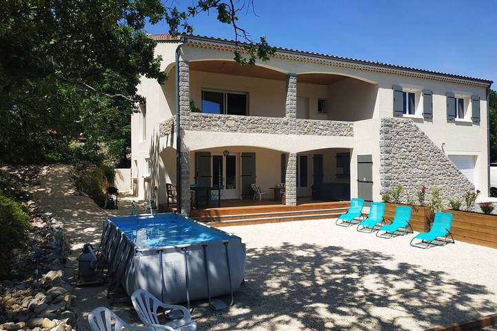 Gîte pour 6 personnes, avec terrasse ainsi que jardin et jacuzzi à Chauzon - 4