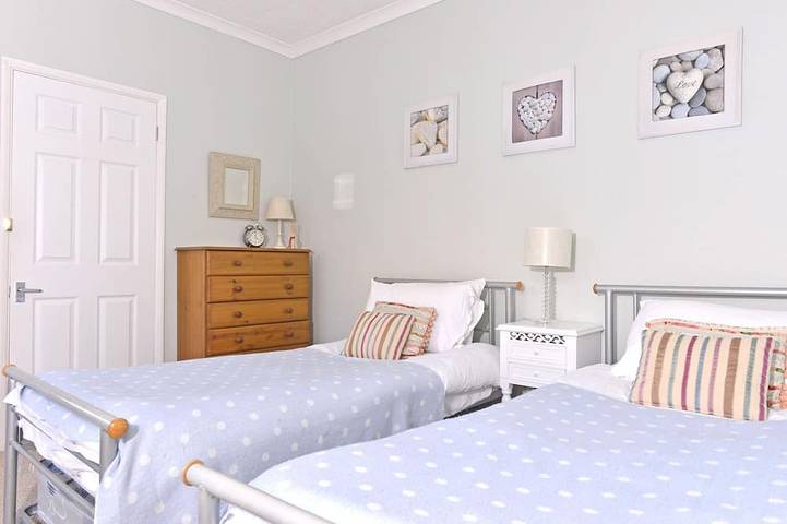 Apartamento entero, Excelente ubicación: capacidad para 5 personas en 2 habitaciones, a solo unos minutos de la playa y la ciudad in Eastbourne, Sussex Oriental