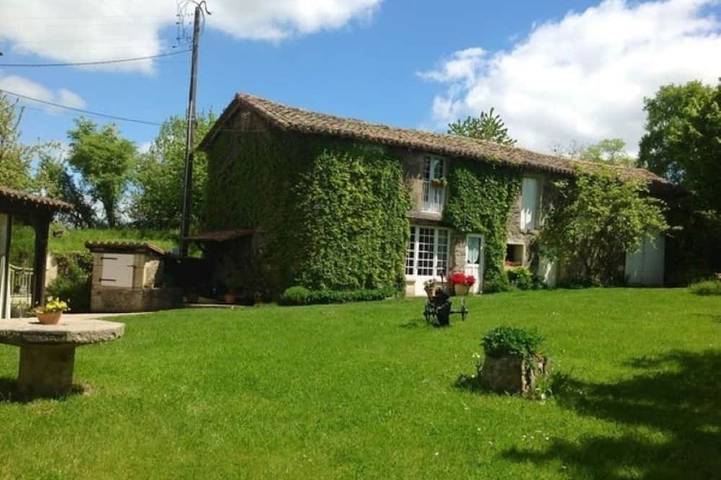 Chambre d’hôte pour 3 personnes, avec jardin et piscine dans l' Aveyron