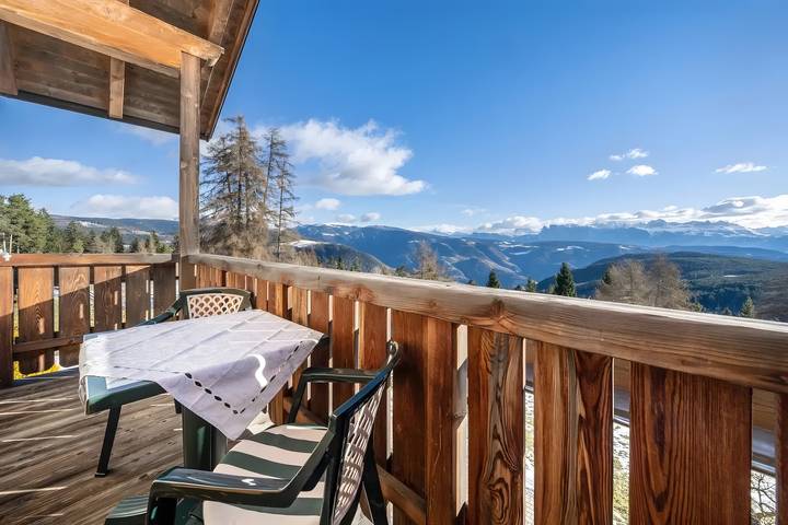 Entire apartment, Apartment 'Stücklhof Veilchen' with Mountain View, Shared Terrace and Wi-Fi in Jenesien, Sarntal Alps