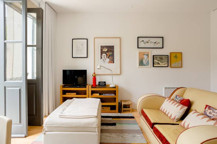 Entire studio, Studio Apartment 'Sunny Priorado - Vintage' with Balcony and Wi-Fi in Cedofeita, Porto