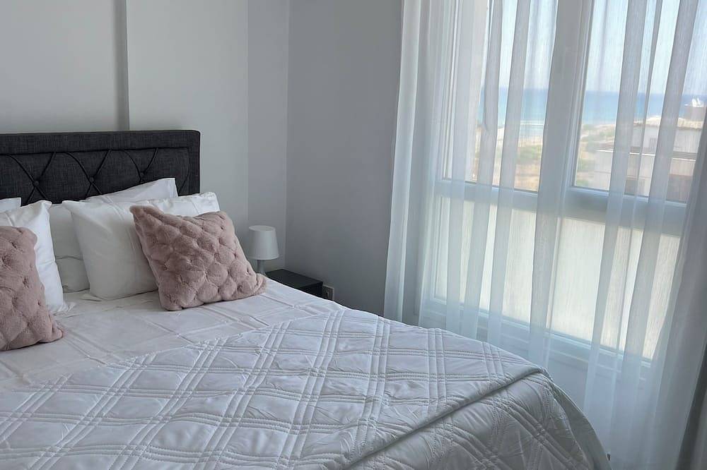Ganze Wohnung, Sea view apartment with Wifi, Ac in amazing location in Larnaca in Larnaka, Larnaca Bezirk