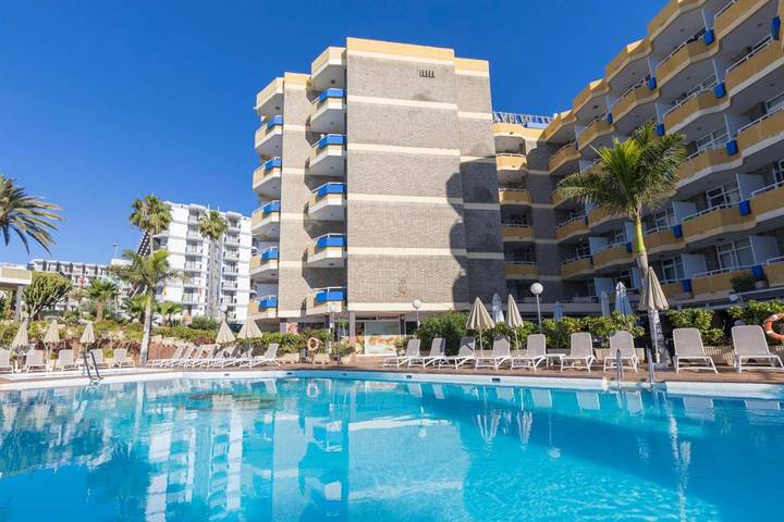 Hôtel pour 3 personnes, avec terrasse ainsi que bassin pour enfant et piscine