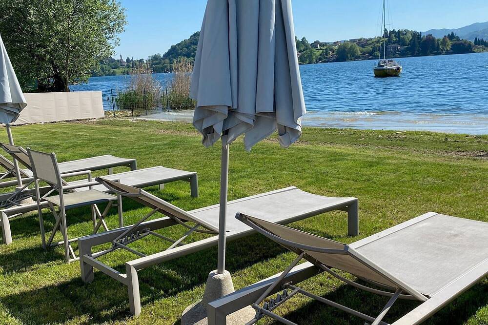 Geheel appartement, La Plage large apartment with private beach in Pettenasco, Gemeente Pettenasco