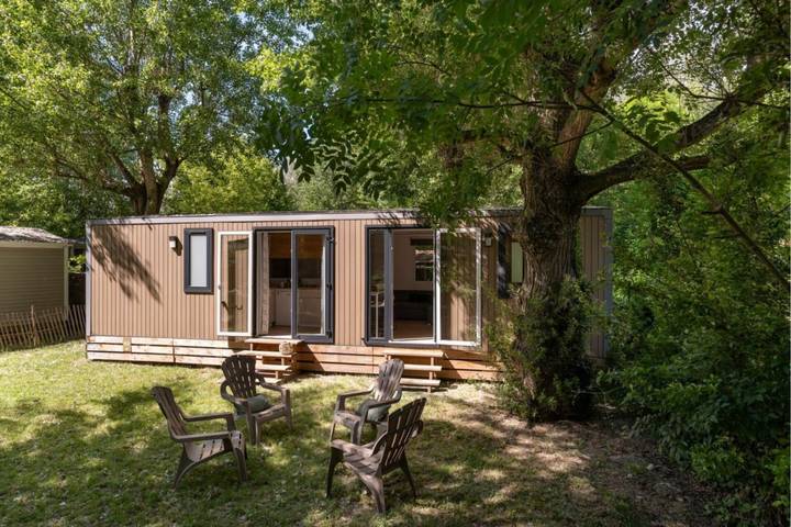 Camping pour 6 personnes, avec terrasse ainsi que jardin et piscine, animaux acceptés à Millau