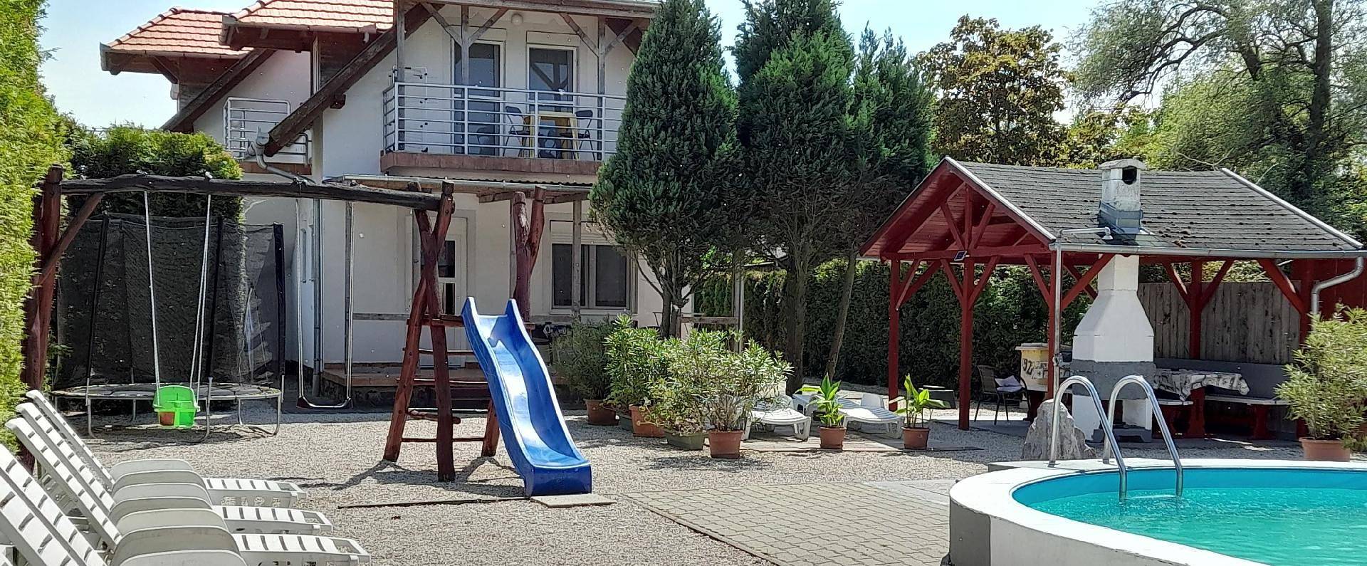 Ganze Ferienwohnung, Ferienwohnung mit Pool direkt am See in Balatonmariafürdö, Plattensee Südufer