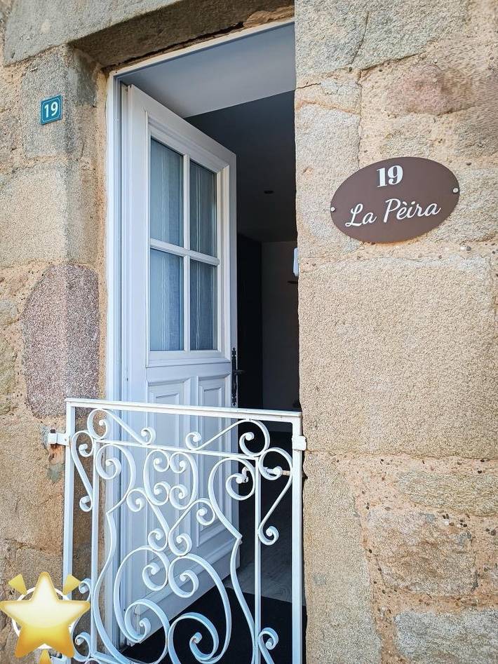 Gîte pour 6 personnes, avec terrasse et jardin à Latronquière