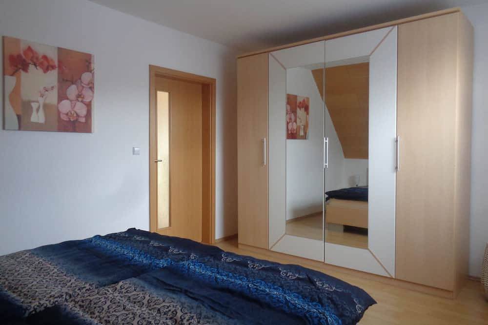 Ganze Wohnung, Ferienwohnung mit Weitblick übers Weserbergland und verkehrsgünstiger Lage in Hessisch Oldendorf, Weserbergland