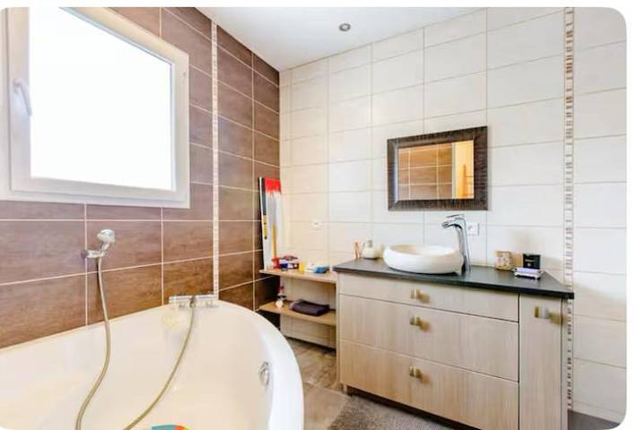 Location de vacances pour 2 personnes, avec piscine ainsi que jardin et terrasse à Myans - 2