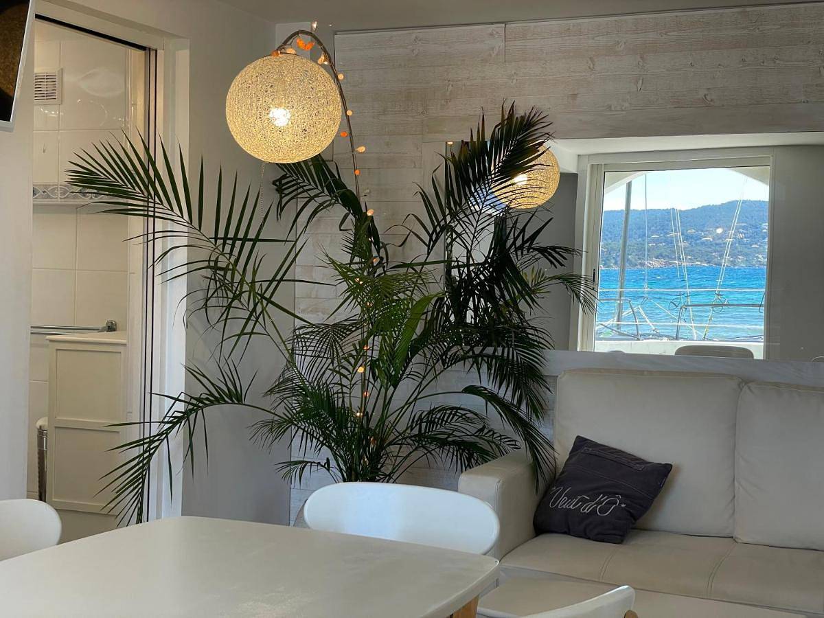 Appartement entier, Apartment with Sea View in Les Sablettes, Côte méditerranéenne (France)