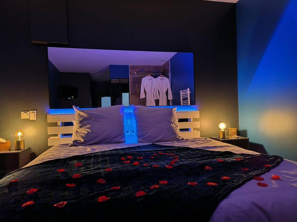 Appartement entier, Appartement Love Room avec Jacuzzi Privatif in Bourg-Argental, Parc Naturel Régional du Pilat