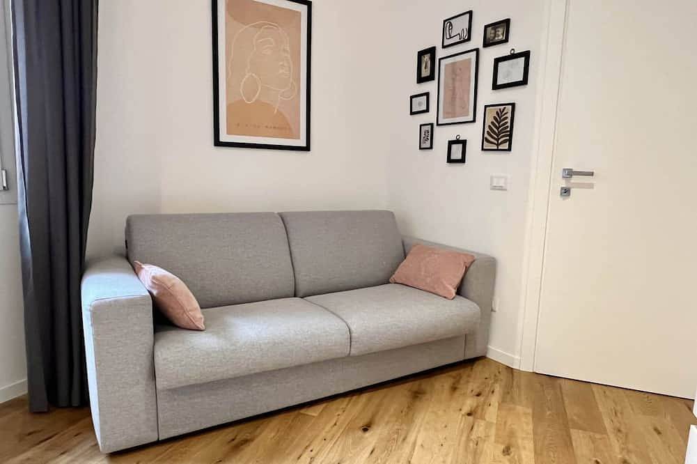 Apartamento entero, Roomy apartment of 50 sqm located on the ground floor (steps to access), can accommodate up to 4 people.The accommodation is located near the city center of Mantua, in just 15 minutes walk you can reach all the main attractions and the area is served by in Mantua, Provincia de Mantova