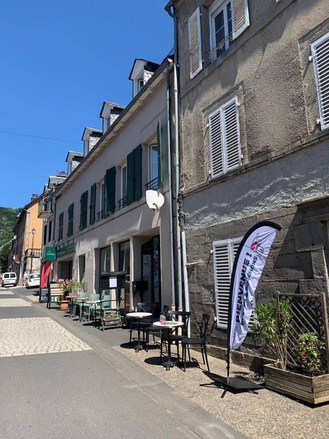 Chez Burons&Bouchons, Le Refuge Gourmand et Authentique in Condat, Parc naturel régional des Volcans d'Auvergne
