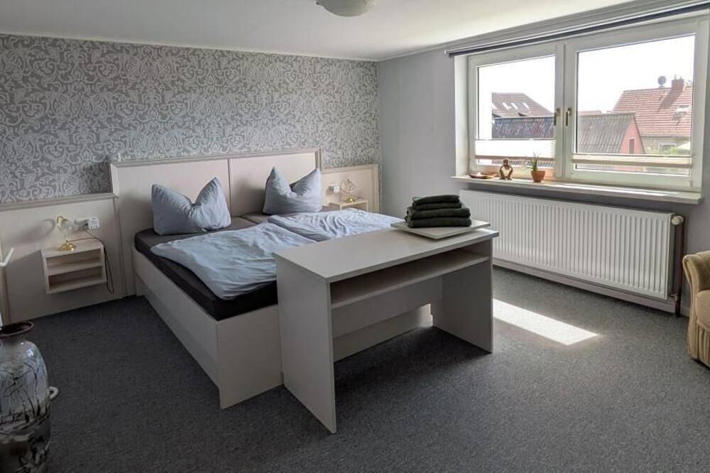 Ganze Wohnung, Großzügige Ferienwohnung mit viel Platz zwischen Tollenseesee und Müritz in Hohenzieritz, Mecklenburg-Strelitz