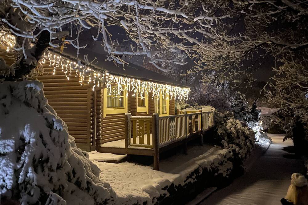 Tamarisk - 5 Star - Pet Friendly - Hot Tub - Scandinavian Log Cabin in West Yorkshire
