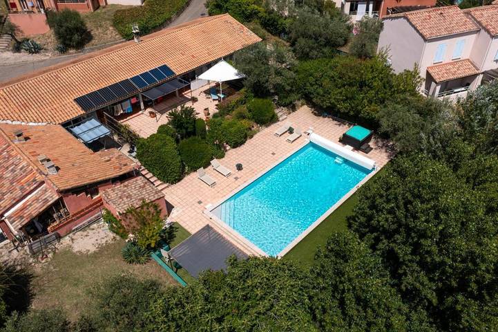 Location de vacances pour 2 personnes, avec jardin ainsi que vue et piscine à Nyons