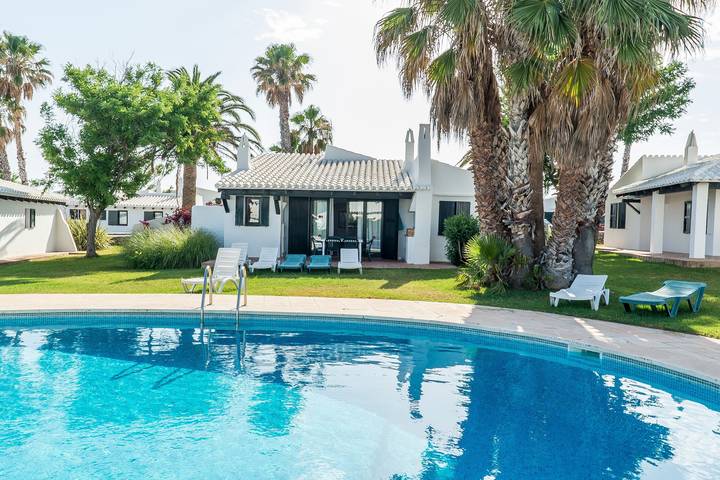 Preciosa casa de vacaciones en complejo residencial con piscina, Wi-Fi, terraza y césped in Binisafuller Platja, Sant Lluís