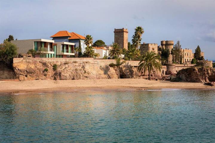 Location de vacances pour 8 personnes, avec Balcon et Jacuzzi ainsi que Terrasse et Jardin dans Plage De La Raguette Mandelieu La Napoule