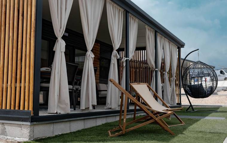 Camping pour 6 personnes, avec terrasse et piscine à Pirovac - 2