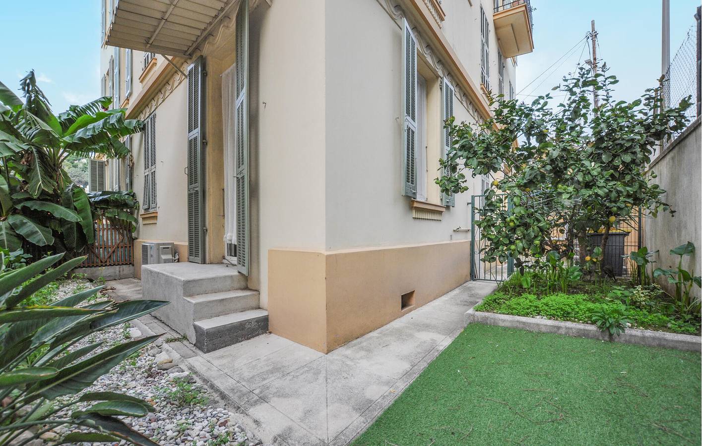 Entire holiday apartment, Riviera Terrace Retreat with Petanque & A/C in Nice (France), Nice region