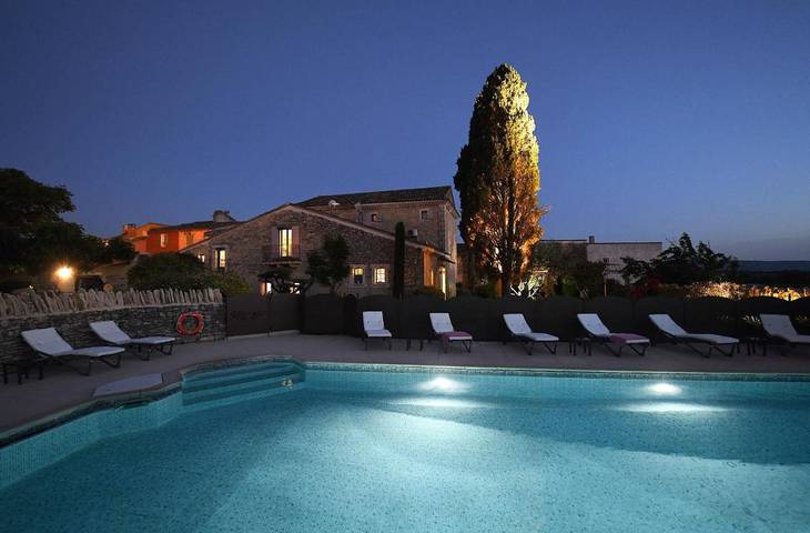 Chambre d’hôte pour 2 personnes, avec Terrasse et Jardin ainsi que Piscine et Vue à Roussillon
