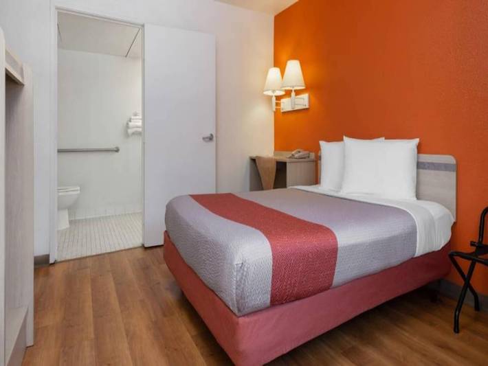 Apartamento entero, 1 cama tamaño queen | Ducha adaptada para personas con discapacidad in Oceanside, San Diego County