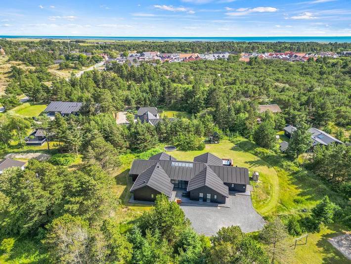 Luxury holiday home in Blåvand with hot tub, pool table & gym in Blavand, Región de Varde
