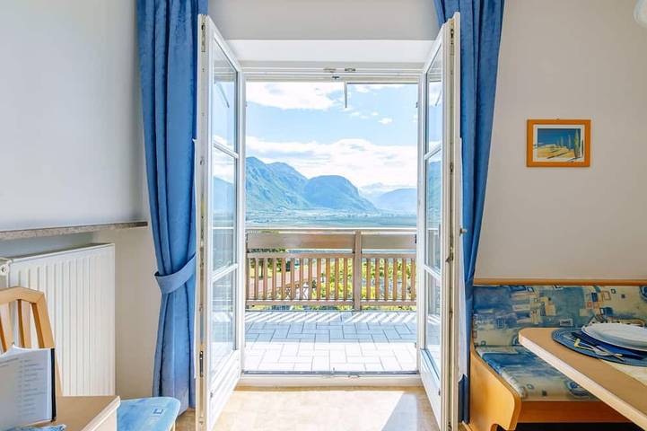 Ferienwohnung für 4 Personen, mit Balkon und Garten sowie Pool in Andrian