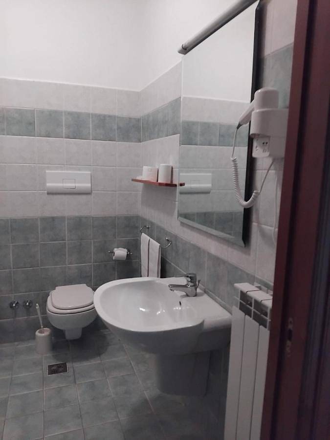 Hôtel pour 2 personnes, avec vue ainsi que jardin et vue sur le lac, animaux acceptés à Castel di Tora - 4