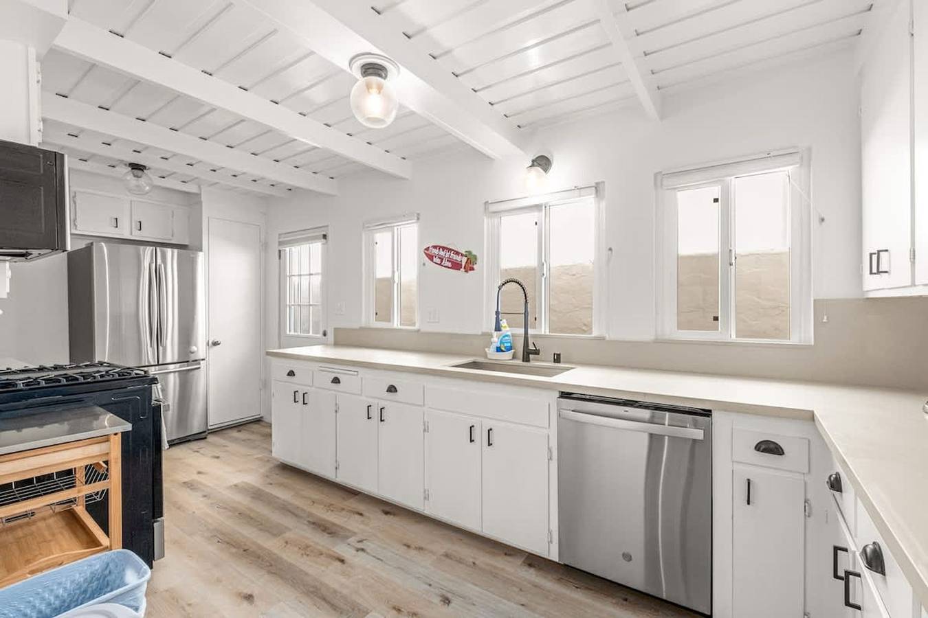 Beachside Bungalow 5 Minute Walk from the Shore in Hermosa Beach, Los Angeles County