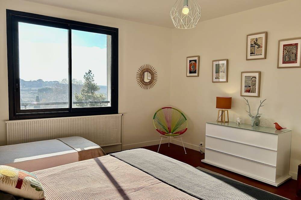 Rated 4-star tourist accommodation. Large village house, heated swimming pool in Sablet, Vaucluse