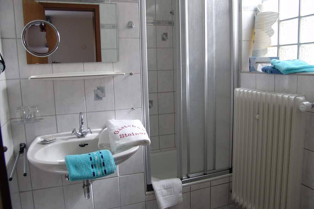 Ganze Wohnung, Verkehrsfreie ruhige Lage,Terrasse, Grillhütte, kl. Liegewiese, für Allergiker in Ramberg, Südliche Weinstraße