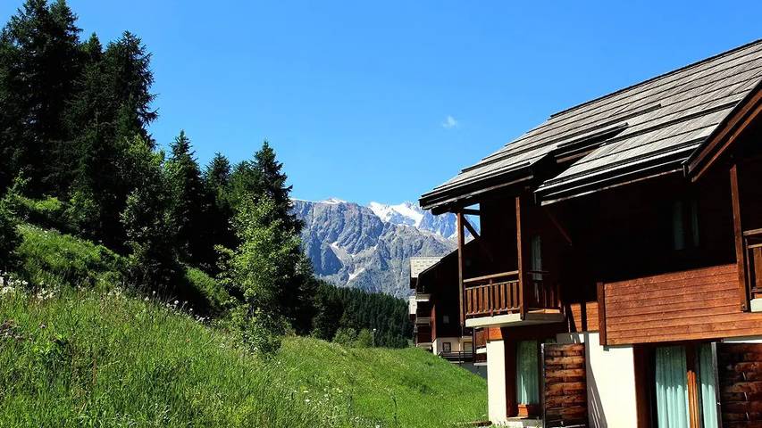 Chalet pour 8 personnes, avec terrasse ainsi que vue et piscine à Puy-Saint-Vincent
