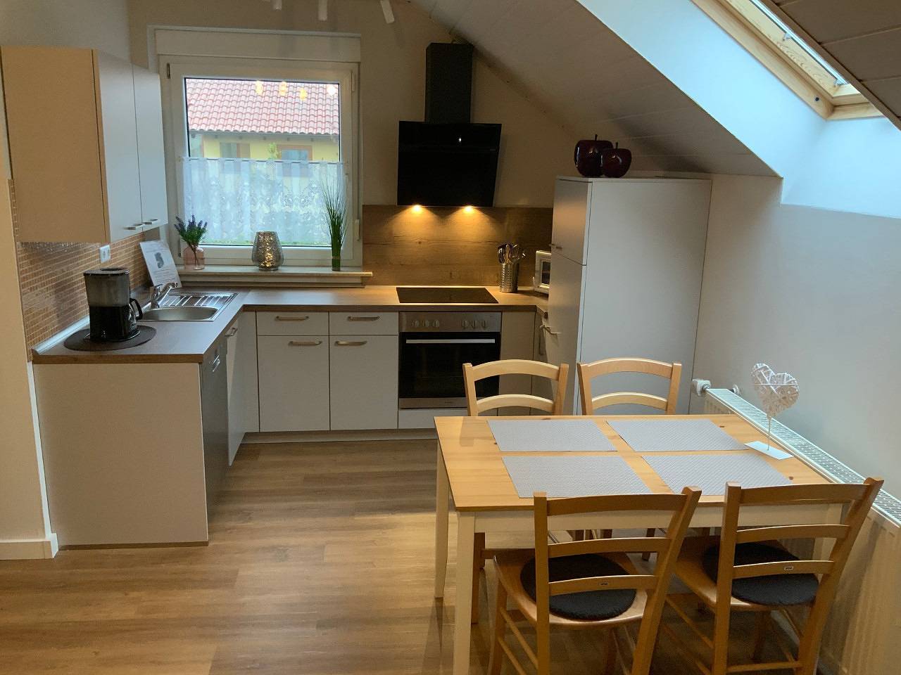 Geheel vakantieappartement, Vakantieappartement voor 5 personen met tuin in Harthausen, Rijndal