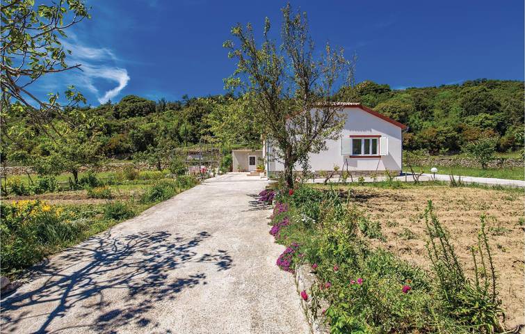 Cozy 2-Bedroom Apartment with Terrace, Near FKK Kandarola Beach in Kampor, Rab