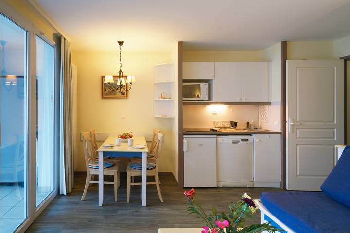 Gîte pour 4 personnes, avec terrasse ainsi que jardin et piscine à Douarnenez - 4