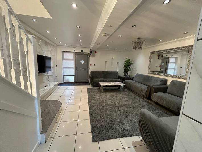 Holiday rental for 22 people, with balcony and garden in Slough